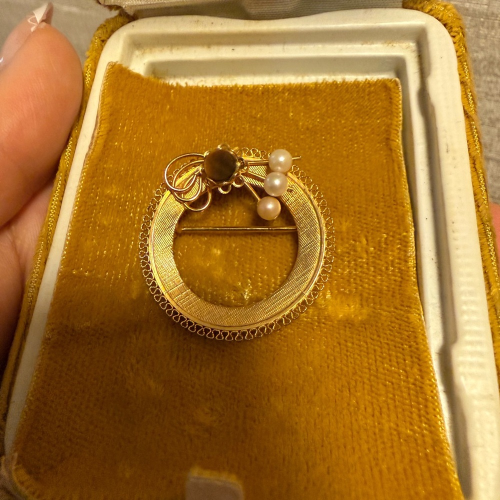 Vintage 12k Gold Filled Circle Brooch with Pearls and Tiger's Eye‎ in Velvet Box